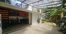 Casa charmosa para locação com 130 m² de área construída em terreno de 220 m², localizada ao lado do famoso Beco do Batman, na desejada Vila Madalena. 