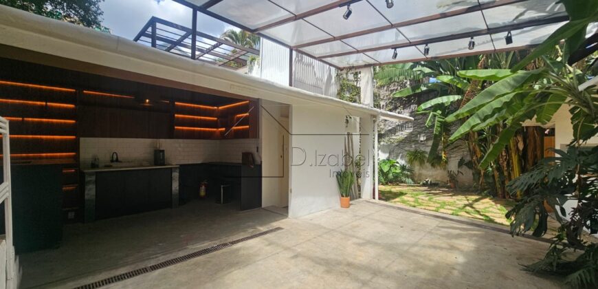 Casa charmosa para locação com 130 m² de área construída em terreno de 220 m², localizada ao lado do famoso Beco do Batman, na desejada Vila Madalena. 