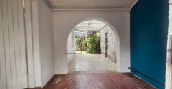 Casa charmosa para locação com 130 m² de área construída em terreno de 220 m², localizada ao lado do famoso Beco do Batman, na desejada Vila Madalena. 