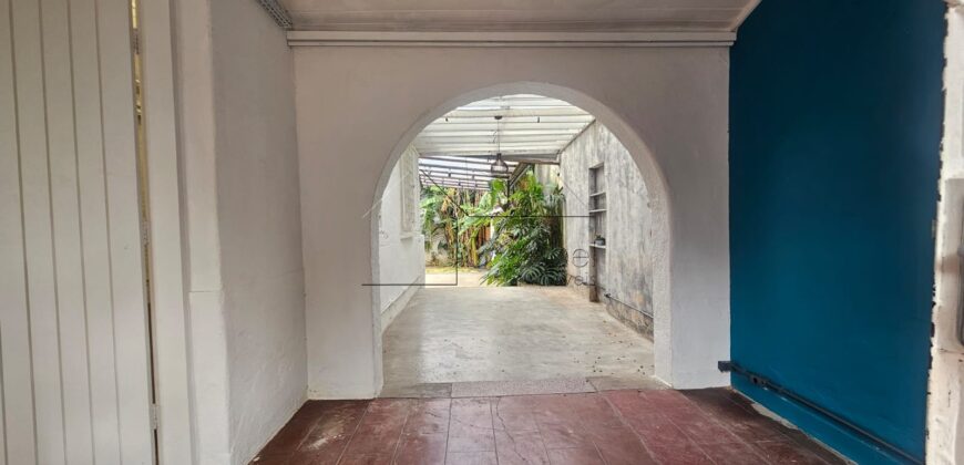 Casa charmosa para locação com 130 m² de área construída em terreno de 220 m², localizada ao lado do famoso Beco do Batman, na desejada Vila Madalena. 