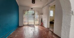 Casa charmosa para locação com 130 m² de área construída em terreno de 220 m², localizada ao lado do famoso Beco do Batman, na desejada Vila Madalena. 