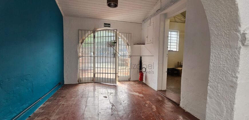 Casa charmosa para locação com 130 m² de área construída em terreno de 220 m², localizada ao lado do famoso Beco do Batman, na desejada Vila Madalena. 