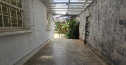 Casa charmosa para locação com 130 m² de área construída em terreno de 220 m², localizada ao lado do famoso Beco do Batman, na desejada Vila Madalena. 