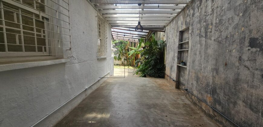 Casa charmosa para locação com 130 m² de área construída em terreno de 220 m², localizada ao lado do famoso Beco do Batman, na desejada Vila Madalena. 