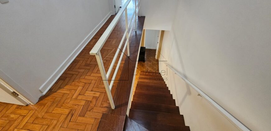 Casa à venda, recém-formada  com 314m² de área construída no charmoso bairro Jardim das Bandeiras, em uma localização privilegiada próxima à Vila Madalena.