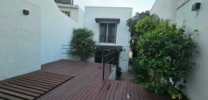 Casa à venda, recém-formada  com 314m² de área construída no charmoso bairro Jardim das Bandeiras, em uma localização privilegiada próxima à Vila Madalena.
