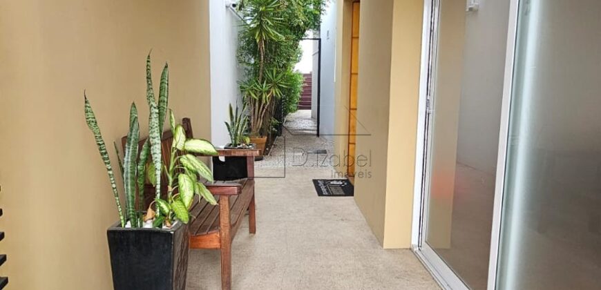 Casa à venda, recém-formada  com 314m² de área construída no charmoso bairro Jardim das Bandeiras, em uma localização privilegiada próxima à Vila Madalena.