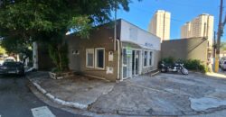 Casa comercial para venda e locação no Jardim Marajoara, com 100m² de área construída em um terreno de 160m²