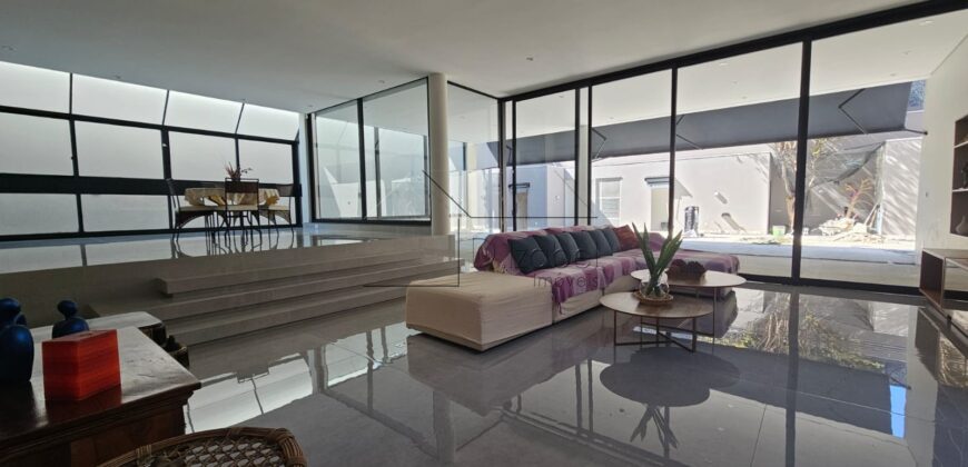 Casa à venda com 4 suítes em rua fechada no Alto de Pinheiros – 500 m², piscina, espaço gourmet e segurança 24 horas