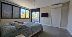 Casa à venda com 4 suítes em rua fechada no Alto de Pinheiros – 500 m², piscina, espaço gourmet e segurança 24 horas