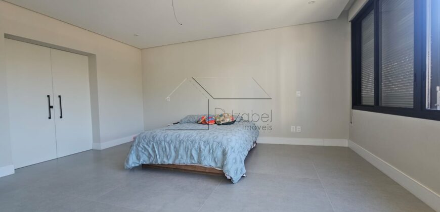 Casa à venda com 4 suítes em rua fechada no Alto de Pinheiros – 500 m², piscina, espaço gourmet e segurança 24 horas