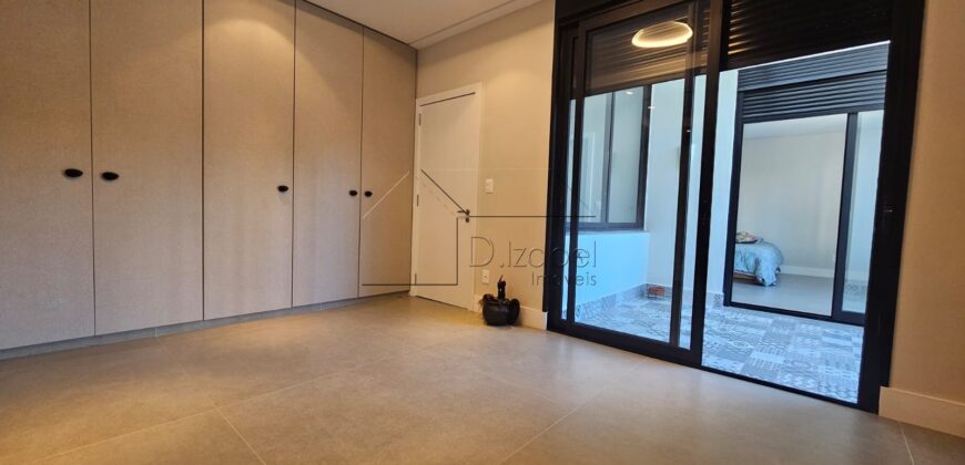 Casa à venda com 4 suítes em rua fechada no Alto de Pinheiros – 500 m², piscina, espaço gourmet e segurança 24 horas