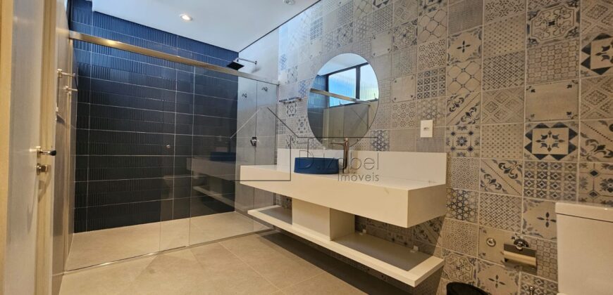 Casa à venda com 4 suítes em rua fechada no Alto de Pinheiros – 500 m², piscina, espaço gourmet e segurança 24 horas
