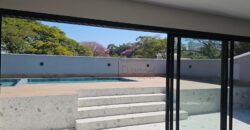 Casa à venda com 4 suítes em rua fechada no Alto de Pinheiros – 500 m², piscina, espaço gourmet e segurança 24 horas