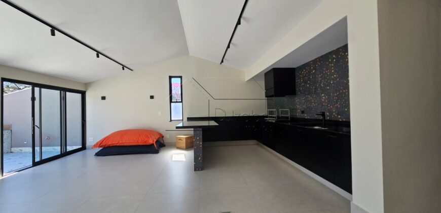 Casa à venda com 4 suítes em rua fechada no Alto de Pinheiros – 500 m², piscina, espaço gourmet e segurança 24 horas