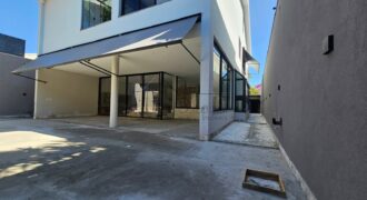 Casa à venda com 4 suítes em rua fechada no Alto de Pinheiros – 500 m², piscina, espaço gourmet e segurança 24 horas