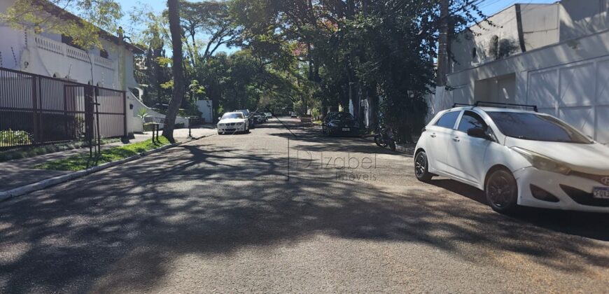 Casa à venda com 4 suítes em rua fechada no Alto de Pinheiros – 500 m², piscina, espaço gourmet e segurança 24 horas