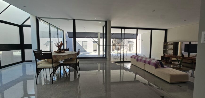 Casa à venda com 4 suítes em rua fechada no Alto de Pinheiros – 500 m², piscina, espaço gourmet e segurança 24 horas